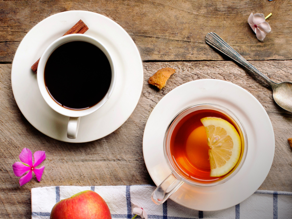 Tea cups and fruits on top a surface